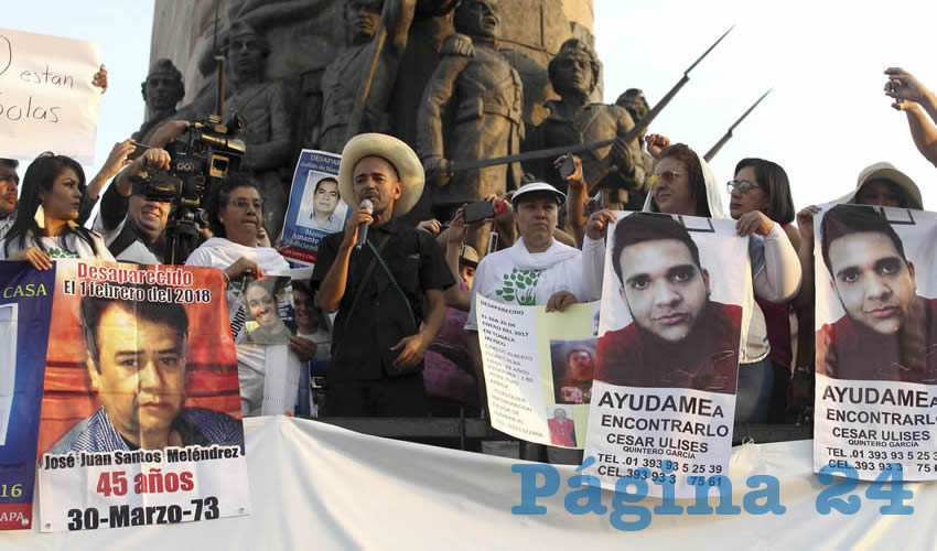 Manifestación en marcha silenciosa para pedir por el paradero de las personas desaparecidas en Jalisco. En la foto, Rubén Albarrán, cantante de Café Tacuba, ofreció unas palabras de apoyo a los familiares quienes desconocen el paradero de sus seres queridos y de justicia ante la ola de violencia que vive el país/Foto: Cuartoscuro
