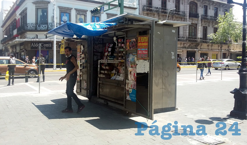 José Luis Pérez tiene un puesto de periódicos en los cruces de la calle Colón y la avenida Juárez. Al momento está prácticamente dentro de una jaula que fue colocada para colocar tapiales en la zona a intervenir; a veces no gana ni para comer/Fotos: Francisco Tapia
