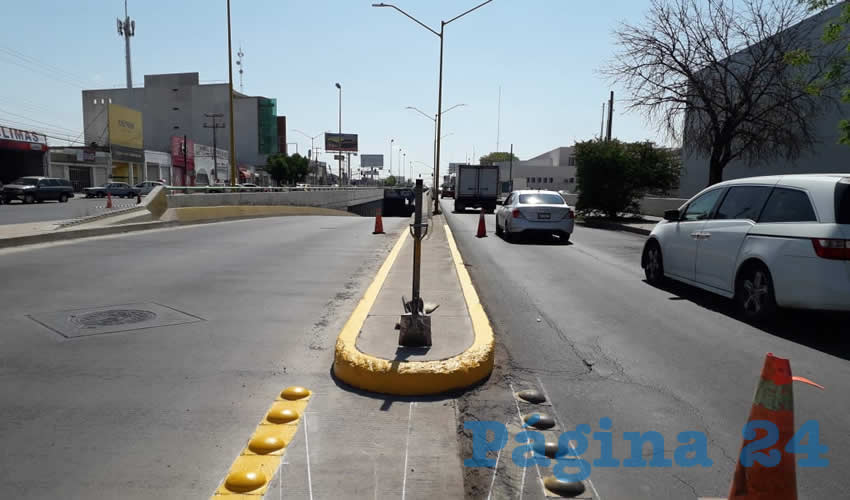 A través del programa de pintura y señalización se realizan trabajos en los carriles de circulación en varios puntos del municipio capital