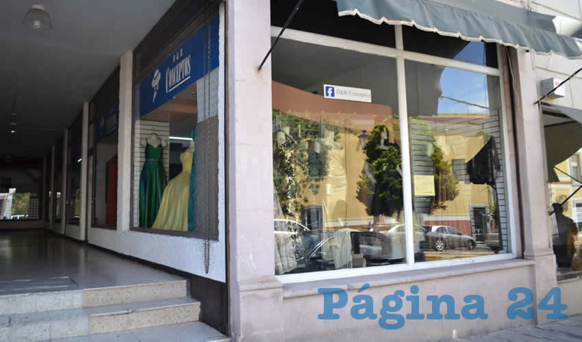 Distintos sectores de comerciantes y prestadores de servicios del Centro Histórico siguen resintiendo las medidas de contingencia, tal es el caso de los ubicados en la avenida Ramón López Velarde, pues el corredor comercial presenta locales cerrados mientras que algunos abren con la esperanza de que la nueva normalidad les alcance para continuar solventando sus empresas (Foto: Merari Martínez)