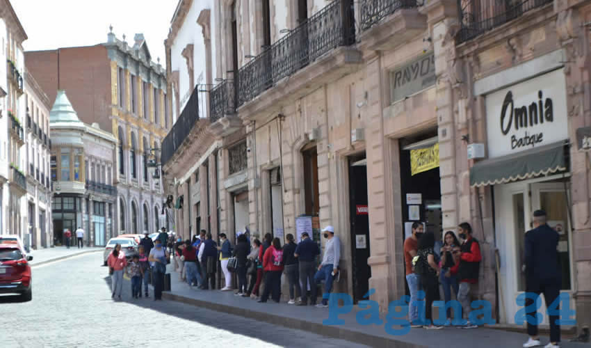 Además en varios bancos y financieras se han depositado decenas de programas y becas para los distintos sectores de la población; asimismo, por estos medios también se entregan los programas de gobierno local y federal a los comerciantes y empresarios para que soporten la crisis económica que ha generado la contingencia sanitaria (Foto: Merari Martínez)