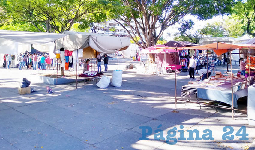 Por fin se pudo instalar el Tianguis Cultural de Guadalajara en la Plaza Juárez; se colocaron filtros sanitarios, así como dispensadores con gel antibacterial en diversos puntos; además, varios de los puestos fueron reubicados considerando la sana distancia/Fotos: Francisco Tapia