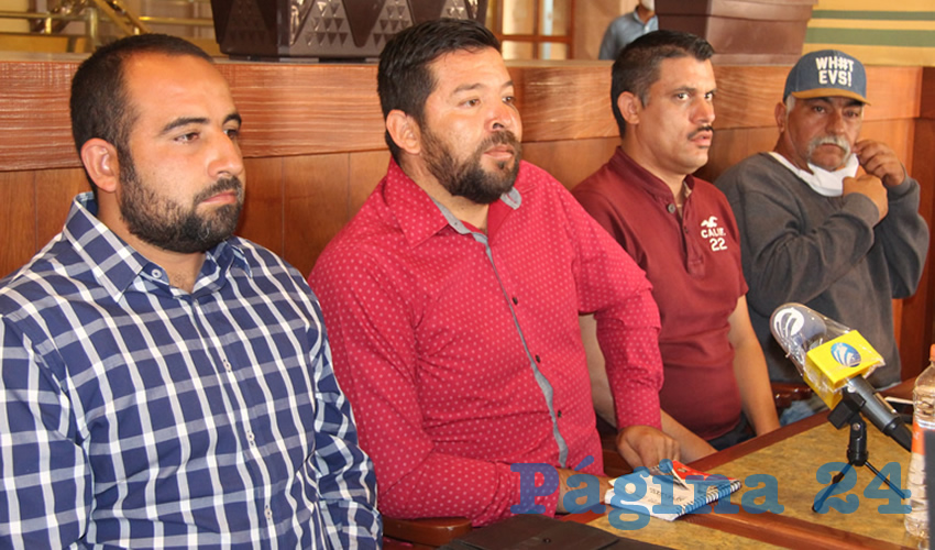 En conferencia de prensa, miembros del comité del Sindicato Nacional Mineros Independientes que hace días fueron agredidos por trabajadores y contratistas agremiados al Sindicato Nacional Minero Metalúrgico Frente, afuera de la empresa minera Fresnillo PLC. en el municipio de Fresnillo, denunciaron las agresiones y amenazas que recibieron en su contra, ya que aseguraron se reunirían con representantes de la empresa sólo para que recibieran documentación sobre la toma de nota de su sindicato independiente (Foto: Rocío Castro Alvarado)