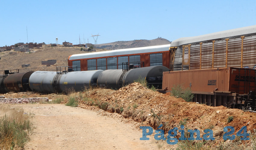 En punto de las 6:40 horas de ayer se recibió el reporte del descarrilamiento de varios vagones del tren a la altura de la zona habitacional del fraccionamiento San Fernando y del Mercado de Abastos en la capital zacatecana (Foto Rocío Castro)
