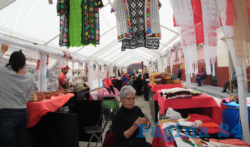 Desde los comerciantes que revenden alguna artesanía o recuerdos para los turistas, hasta los artesanos que confeccionan piezas con hilo, chaquira, o engarzan piezas como piedras o materiales de resina, todos continúan sacando al menos un pequeño puesto durante algunas horas en lugar de seguir a la espera que las autoridades autoricen la salida y continuidad de actividades para que posiblemente aumenten las ventas (Foto: Rocío Castro Alvarado)