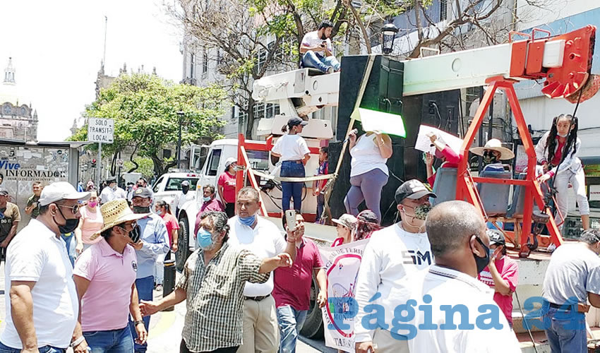 Con pancartas en mano, alrededor de 300 trabajadores de las ferias exigían al gobernador Enrique Alfaro Ramírez les permitiera regresar de inmediato a sus actividades laborales, pues tienen tres meses viviendo “como pueden”/Fotos: Francisco Tapia
