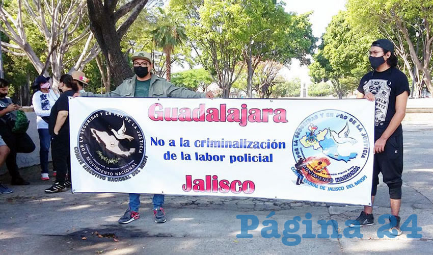 Uniformados de diversas corporaciones se reunieron en el centro de Guadalajara para exigir al gobernador Enrique Alfaro que recule en sus señalamientos, puesto que no todos los policías son abusadores o violadores de derechos humanos/Fotos: Francisco Tapia