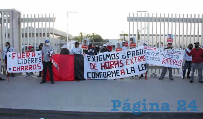 Decenas de personas estuvieron por dos horas afuera de Nissan e impidieron el paso a los que s&iacute; deseaban trabajar (Foto: Eddylberto Lu&eacute;vano Santill&aacute;n)