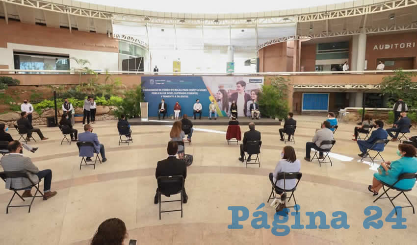 Orozco Sandoval aseguró que su gobierno ha creado las condiciones para que los jóvenes puedan formarse como profesionistas competitivos