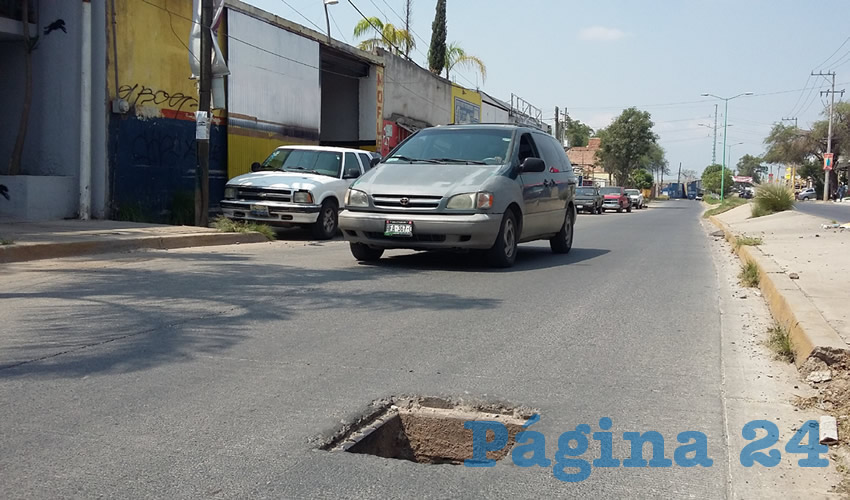 En el lugar, una patrulla de policía que cayó en una alcantarilla faltante, tuvo daños severos como ha pasado con otros carros, pero ni así el ayuntamiento se ha dignado reparar el problema/Fotos: Francisco Tapia