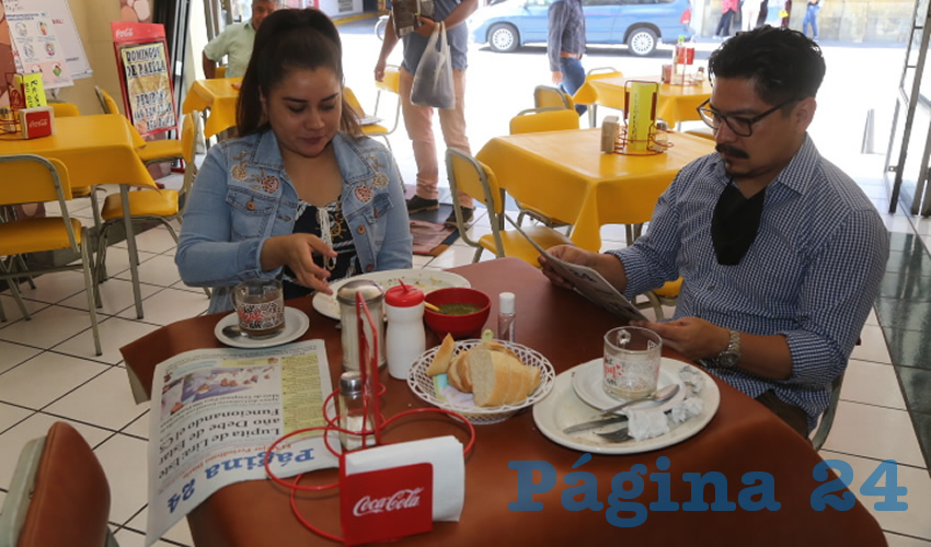 Alejandra Jara y Fernando Santiago L&oacute;pez compartieron el primer alimento del d&iacute;a en Fuente de Sodas Mapi
