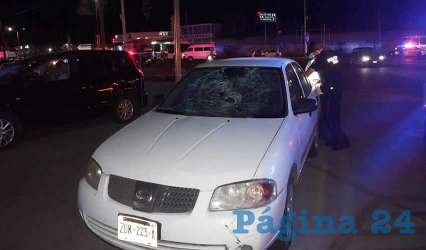 El automóvil Nissan Sentra quedó con el parabrisas destrozado, luego de que fuera arrollado Roberto Almenzuela Guzmán, de 74 años de edad