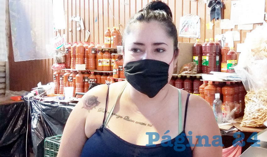 “Si no pagas pues te clausuran, ya no te dejan pagar la licencia, y pues qué hacemos, así es este gobierno”, criticó la señora Griselda