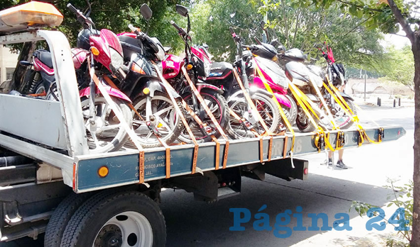 El cerco, en el que al menos cuatro policías viales paran a los conductores sin motivo aparente, es supuestamente para hacer revisiones al azar de documentación; sin embargo, suelen multar e incluso llevarse motocicletas al corralón/Fotos: Francisco Tapia