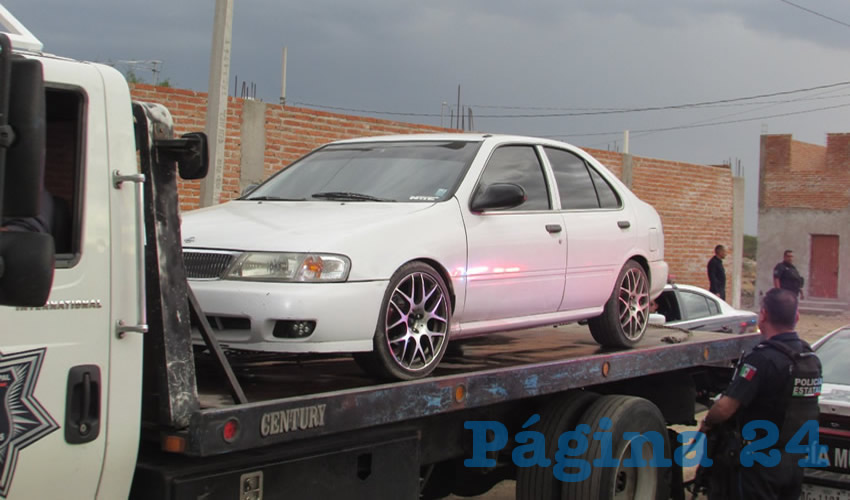 El automóvil robado Nissan Sentra blanco, el cual usaron para el crimen los pistoleros Carlos Barrera Soberani, Ricardo Alberto González y Sahir Testa Sánchez