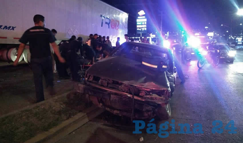 El auto Nissan Tsuru qued&oacute; destrozado al estrellarse en dos ocasiones contra un tr&aacute;iler estacionado