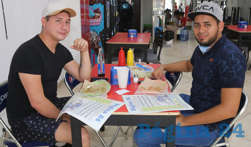En quesadillas El Maizito Azul compartieron el primer alimento matutino David Lara Montoya y Carlos Nieves Ju&aacute;rez 