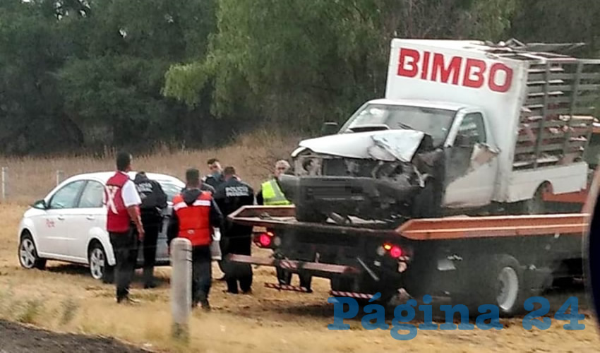 En la carretera federal 45 norte, frente al panteón municipal de San Francisco de los Romo, ocurrió el percance de la unidad de Bimbo