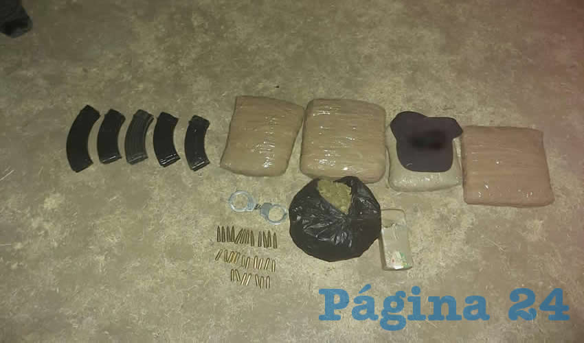 Los policías encontraron mariguana, cargadores para pistolas y cartuchos