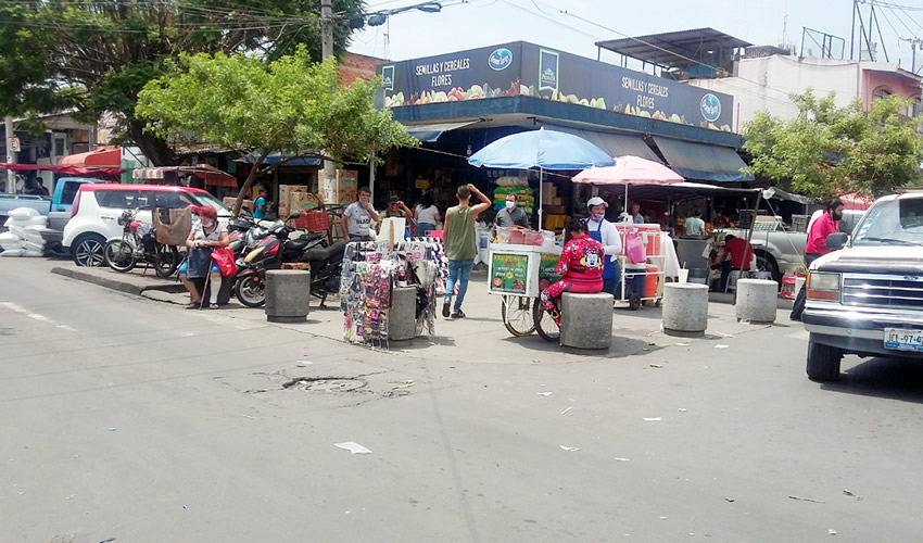 Los que venden comida y bebidas como tejuino o rusas, no tienen las mínimas medidas de seguridad sanitaria a cabalidad, lo que representa un foco de propagación de coronavirus; sin embargo, ni la venta irregular ni la escasa higiene preocupan a autoridades municipales tapatías/Fotos: Francisco Tapia