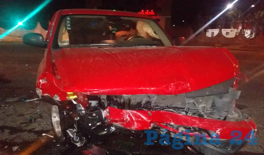 La camioneta Chevrolet Cheyenne roja, modelo 2010, que guiaba David Alonso Esquivel, de 28 años