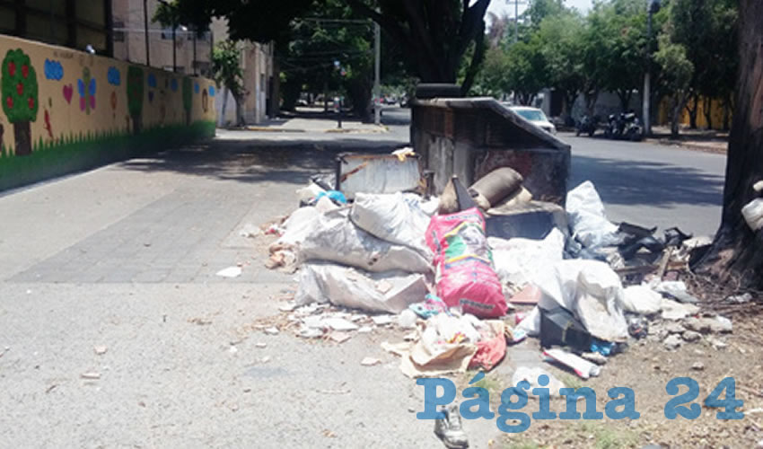 Desde llantas de automóviles hasta bolsas con desperdicios y perros muertos, hay de todo en las banquetas de la avenida Javier Mina, al oriente de la ciudad/Fotos: Francisco Tapia