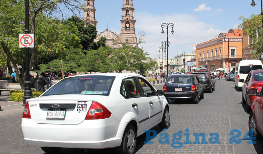 Seis autom&oacute;viles y un ciclista participaron en la manifestaci&oacute;n en contra de Andr&eacute;s Manuel L&oacute;pez Obrador que organiz&oacute; Chalecos M&eacute;xico