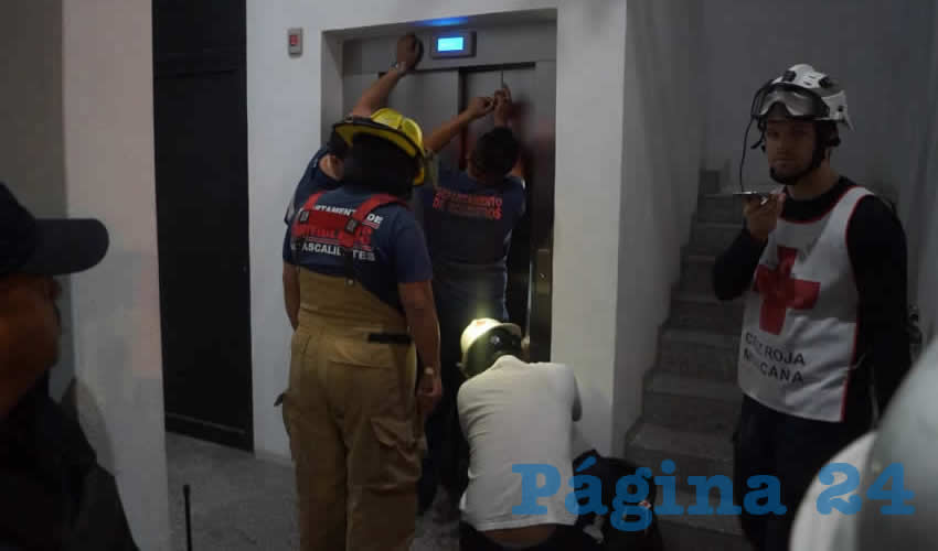Fue hasta las 5:00 horas que los rescatistas lograron liberar a las cuatro mujeres y los dos hombres