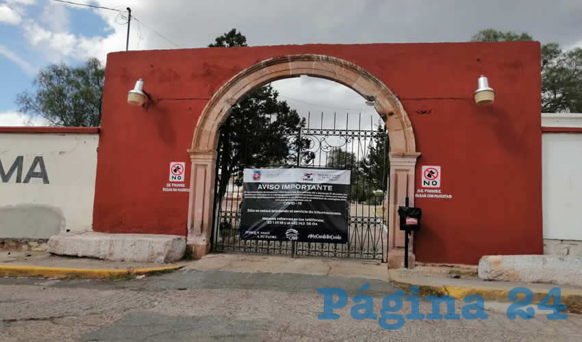 En las puertas del Panteón de Herrera y el Panteón de la Purísima, se mostró correspondiente al Ayuntamiento de Zacatecas en la que informaba la disposición de cerrar los panteones y únicamente, decía, estaba permitido el servicio de inhumaciones (Foto: Rocío Castro Alvarado)