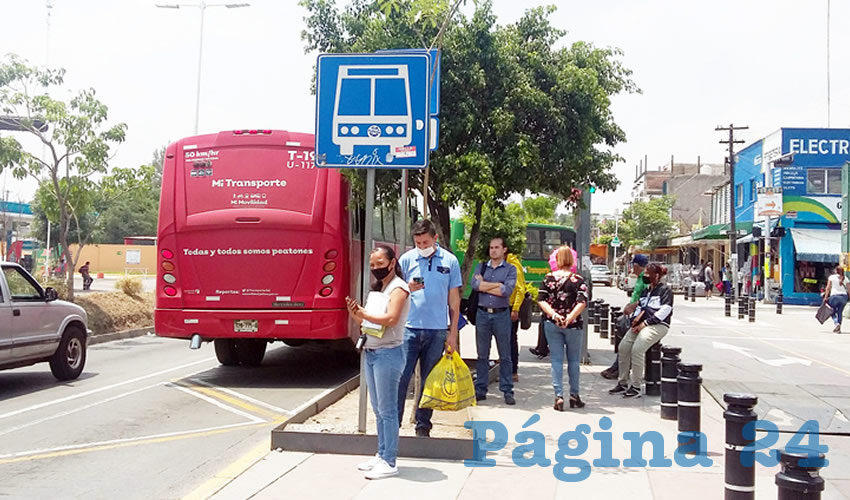 Sin aplicar la sana distancia, usar el cubrebocas y en general sin quedarse en casa, cada vez más ciudadanos salen a las calles, toman el transporte público y hacen su vida “normal”, a pesar de que la pandemia ha generado incremento de contagios y muertes por coronavirus/Fotos: Francisco Tapia
