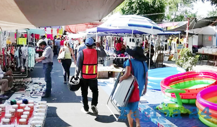 “Se podrán instalar porque hemos mantenido una agenda de diálogo con todos los comerciantes, han entendido que para abrir se tienen que cumplir con los protocolos y las medidas sanitarias”, no como en otros puntos y negocios de Guadalajara, dijo Ismael del Toro ante tianguistas de El Baratillo/Fotos: Francisco Tapia