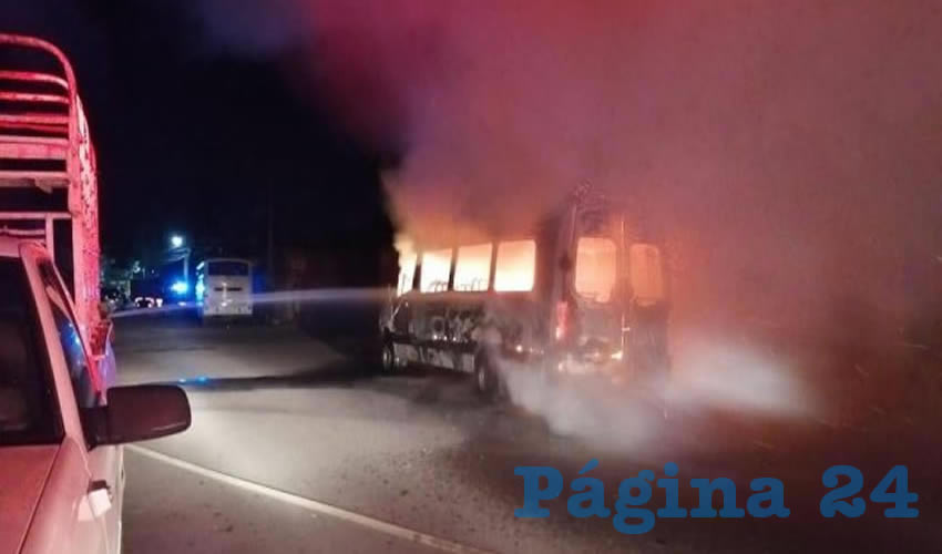 Incendio de dos camionetas de transporte de personal minero
