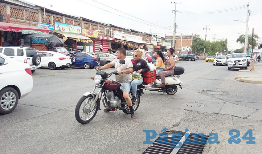 Al inicio de la pandemia, y por varias semanas, era raro ver alguien que no trajera cubrebocas; ahora, quien lo trae puesto y aún guarda sana distancia se lo ve como bicho raro. Esto podría incidir en las estadísticas de casos y decesos por coronavirus/ Foto: Francisco Tapia