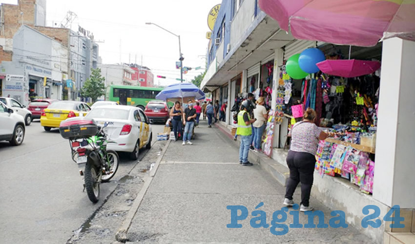Familias, personas de la tercera edad e incluso mujeres embarazadas caminaban sin cubrebocas por la zona de la Antigua Central Camionera; en los locales de los alrededores, los comerciantes aún trataban de implementar las medidas sanitarias/Foto: Francisco Tapia