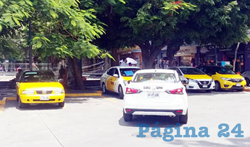Hacer base en el sitio es mejor opción que salir a buscar pasaje, pues ronda la incertidumbre ya que la gente anda en la calle, pero no hay dinero para moverse en taxi, lamentaron ruleteros de los sitios 9 y 6/Foto: Francisco Tapia