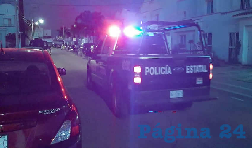 El auto Nissan Sentra choc&oacute; contra la barra de contenci&oacute;n de la carretera federal 70 poniente, atravesando el metal la unidad, pero afortunadamente el chofer sali&oacute; airoso, aunque sufri&oacute; fracturas de costillas y m&uacute;ltiples contusiones