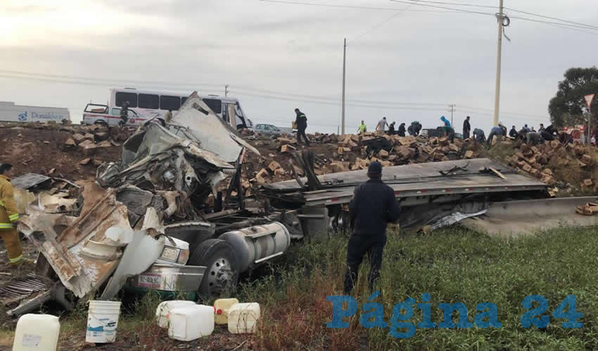 El tractocami&oacute;n International se volc&oacute; y qued&oacute; hecho a&ntilde;icos al accidentarse en la carretera federal 45 norte, presentando &uacute;nicamente golpes de poca importancia la familia que se trasladaba en la cabina