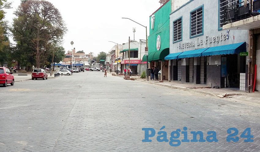 Se mantiene cerrada a la circulación la calle Juan Manuel, en tanto que decenas de comercios ven mermada su economía, ya que también están reparando las banquetas, y no se sabe cuándo terminarán/Foto: Francisco Tapia
