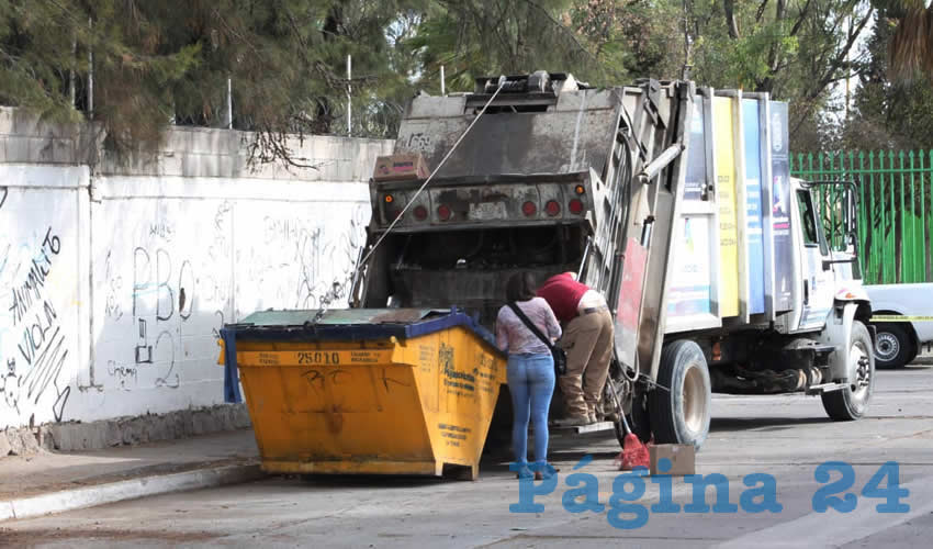 En este dep&oacute;sito de basura en el cruce de las calles Pocitos y Luis Moya, trabajadores del Departamento de Limpia encontraron los restos de la malograda criatura