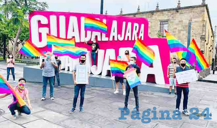 “Acudimos a reiterar nuestras denuncias, nuestras demandas y decirles a los diputados que hay iniciativas pendientes en la congeladora, que tienen que dictaminar para reconocer nuestros derechos y la igualdad que siempre hemos estado buscando”, señalaron miembros de colectivos pro homosexuales afuera del Congreso de Jalisco/Foto: Cortesía