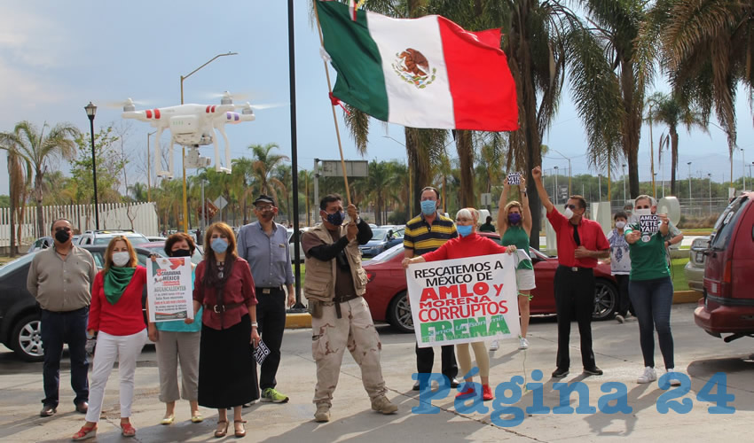 “Fuera AMLO” y “Cárcel para AMLO” fueron algunas de las consignas que gritaron los simpatizantes de FRENAAA