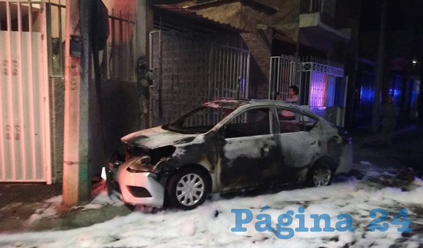 El automóvil Nissan Versa fue colisionado en la calle Pozo Bravo y fue envuelto por las llamas, escapando su conductor