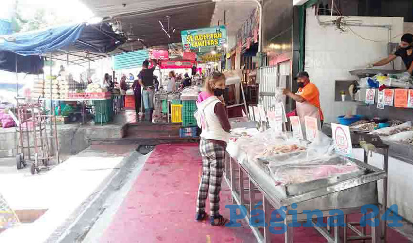 Pese a la reactivación económica, es poca la clientela que tienen en el mercado del Mar, en Zapopan. Además, algunos de quienes acuden son renuentes a los túneles de sanitización y a presentarse solos en el mercado, comprar y retirarse/Fotos: Francisco Tapia