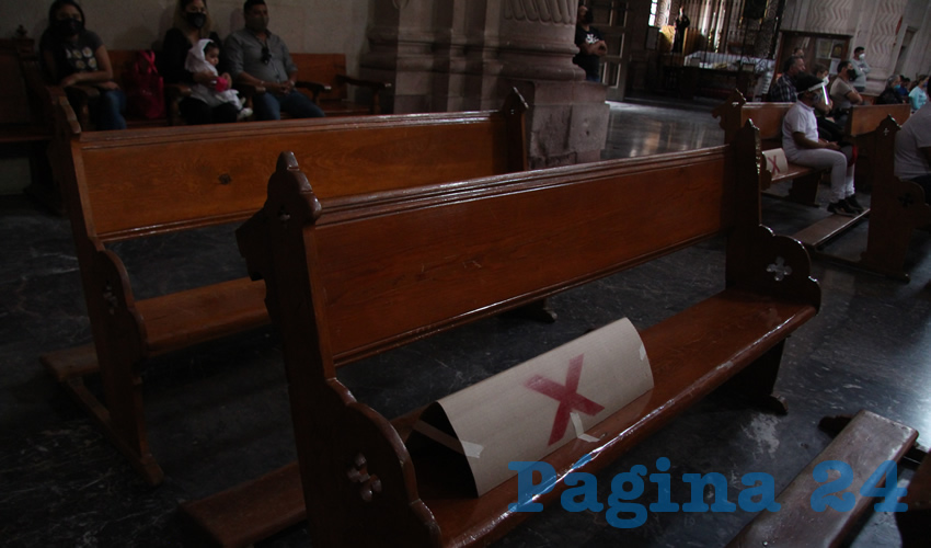 Hay uso obligatorio de cubrebocas, sana distancia en las bancas uso de gel antibacterial en las entradas a este centro religioso