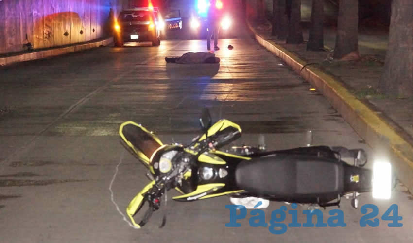 Los jóvenes se trasladaban en esta motocicleta Italika amarilla, tipo Cross y con matrícula 39-CHT-4