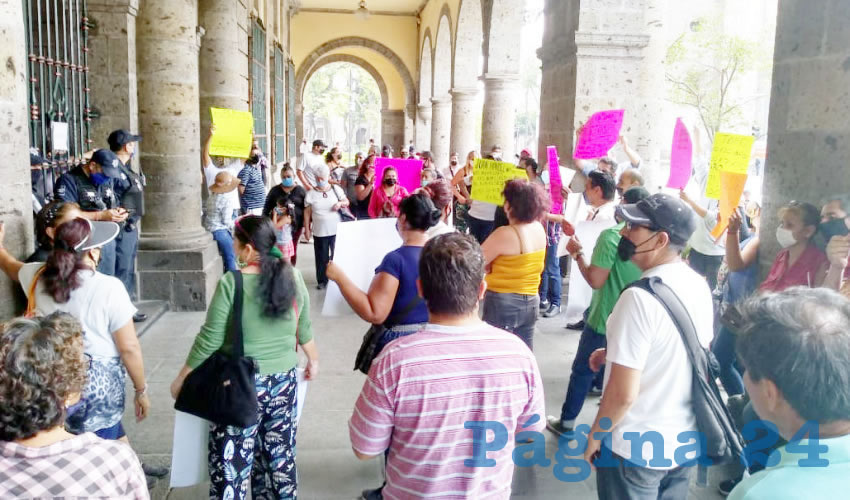 El ayuntamiento de Ismael del Toro prometió a los tianguistas de El Baratillo que habría apoyo de Protección Civil, de la Comisaría, de Inspección y Vigilancia y de otras dependencias para que el tianguis se realizara con medidas sanitarias; al final fueron los mismos comerciantes quienes se encargaron de hacerlo/Fotos: Francisco Tapia