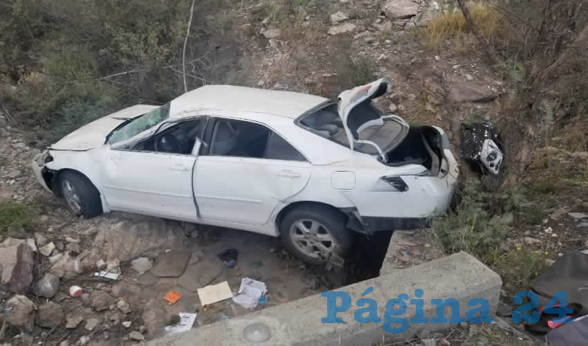 Tres personas resultaron heridas al accidentarse la unidad “chocolate” Toyota blanco