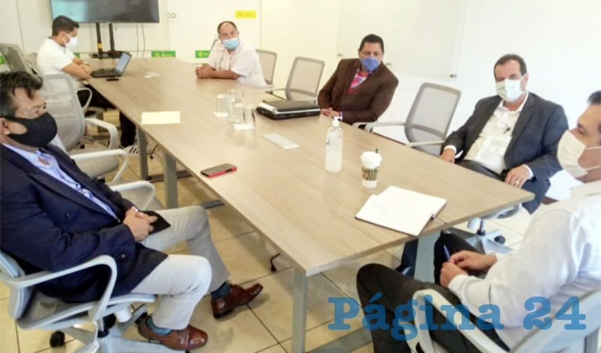 Tras sostener reunión con Diego Monraz, secretario de Transporte de Jalisco, se acordó que a más tardar el lunes las unidades de la ruta 45 llegarán hasta Ciudad Granja, y cobrarán la tarifa de 7 pesos porque los camiones no cuentan con cobro automatizado/Foto: Francisco Tapia