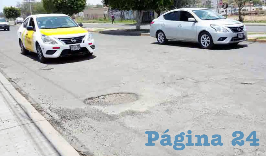 Por la avenida Río Nilo, en los límites entre Guadalajara y Tonalá, son los ciudadanos quienes por la preocupación de su entorno han decidido tapar los enormes baches, pues de ni uno ni otro ayuntamiento se dignan destinar recursos para las reparaciones/Fotos: Francisco Tapia