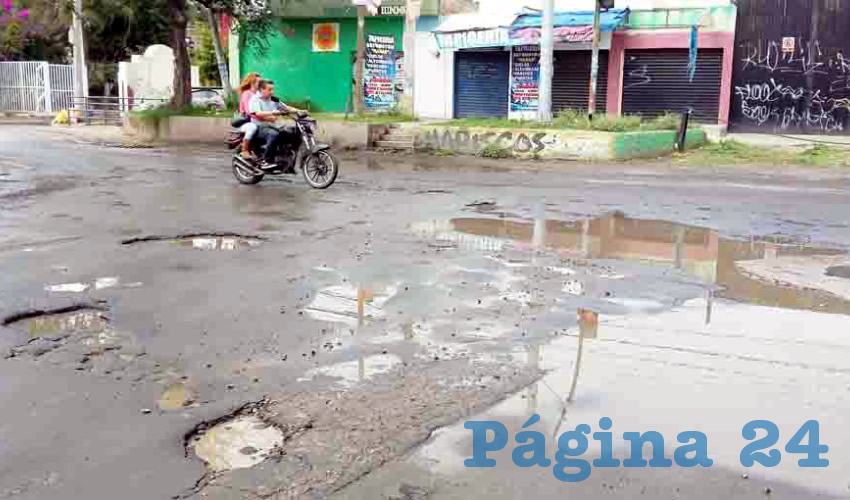 No es solamente el aspecto grotesco que presenta para los ciudadanos el que calles y avenidas estén destrozadas, repletas de hoyancos; también impacta en la mecánica de los vehículos, y además han causado accidentes/Foto: Francisco Tapia